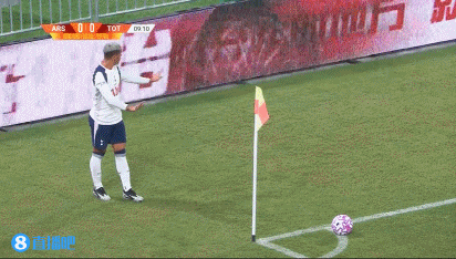 這球差點(diǎn)！熱刺角球開出直接擊中立柱，隨后補(bǔ)射被薩利巴攔截