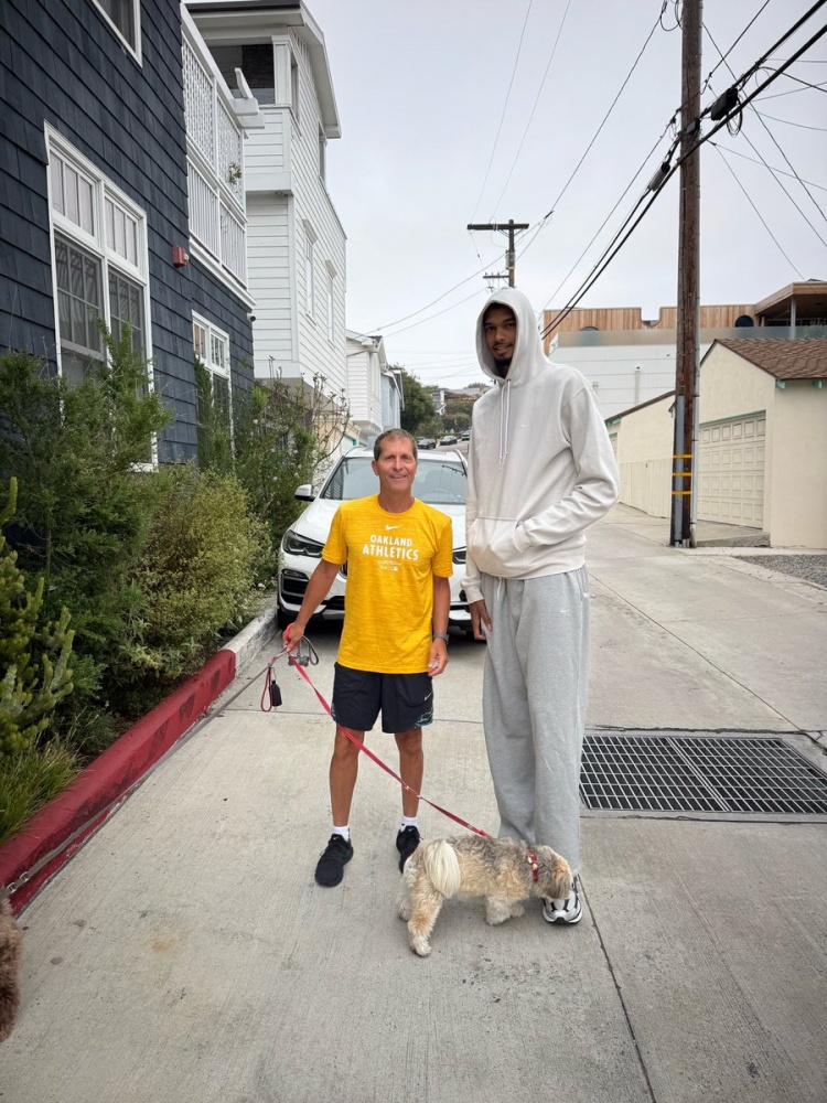 USC主帥曬與文班合影：你永遠(yuǎn)不知道在洛杉磯遛狗時(shí)會遇到誰