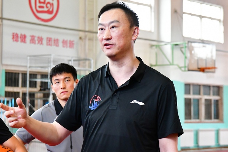 媒體人：青島一線隊(duì)夏訓(xùn)不到10人 教練組期待通過夏聯(lián)考察年輕人