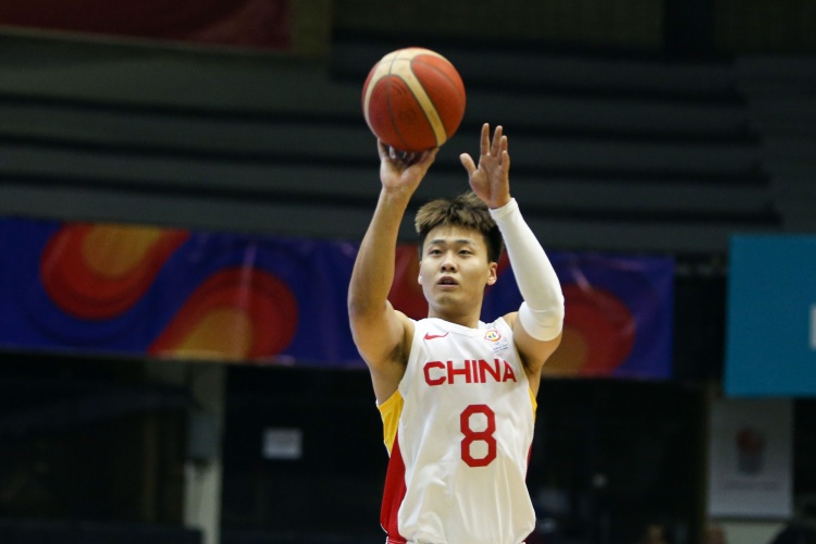 穩(wěn)住了！中國男籃首節(jié)一度7-14落后 后半節(jié)提升防守完成反超