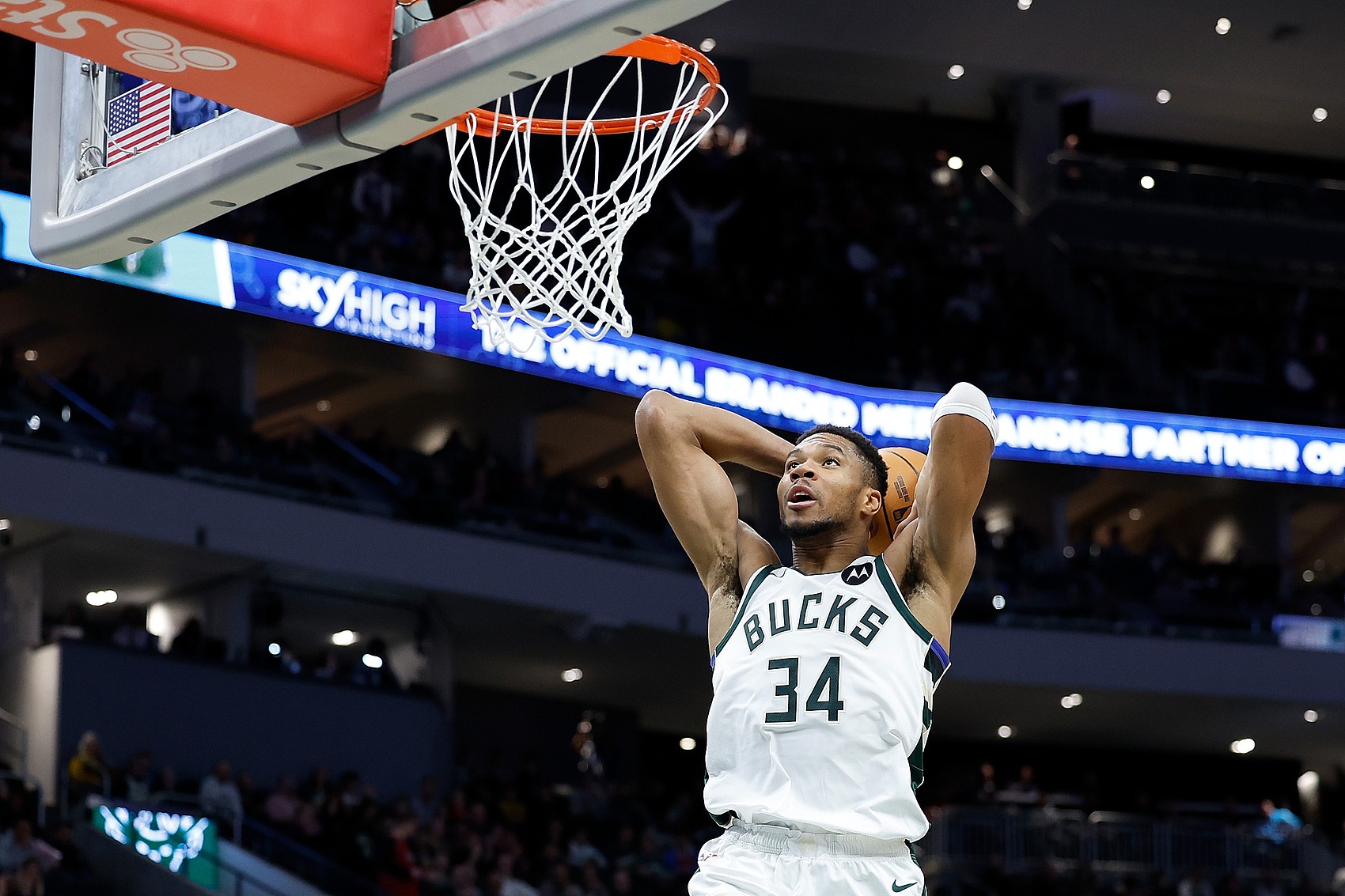 Shams：字母整個(gè)休賽期都在評(píng)估未來 仍不確定如何最適合自己爭(zhēng)冠