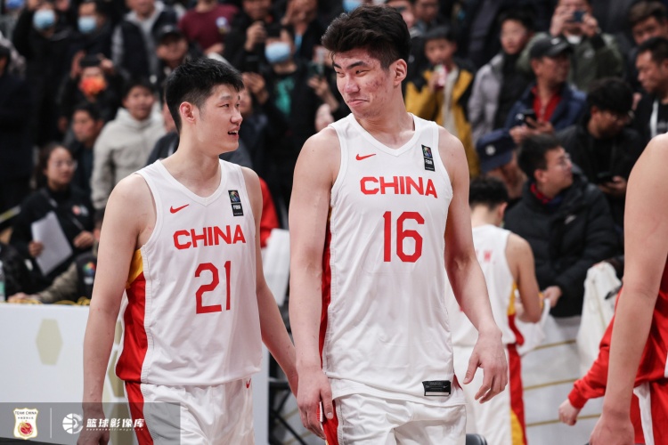 媒體人：胡金秋進(jìn)攻端真是太好使了 余嘉豪的犯規(guī)是個(gè)大問(wèn)題