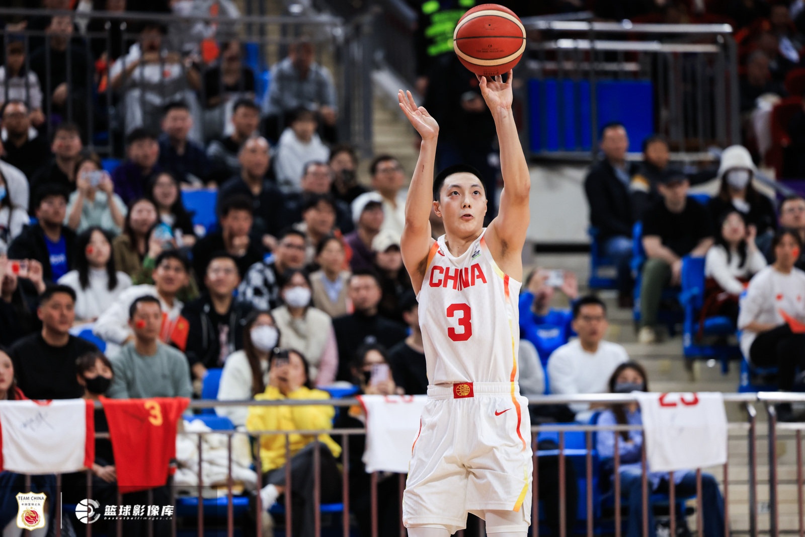 媒體人：胡明軒登場30分鐘僅2分 作為經(jīng)驗豐富后衛(wèi)的確不合適