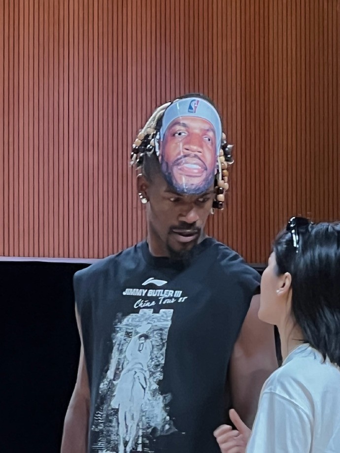 巴特勒出席活動(dòng)時(shí)戴著希爾德面具?? 據(jù)說從球迷手中要來的