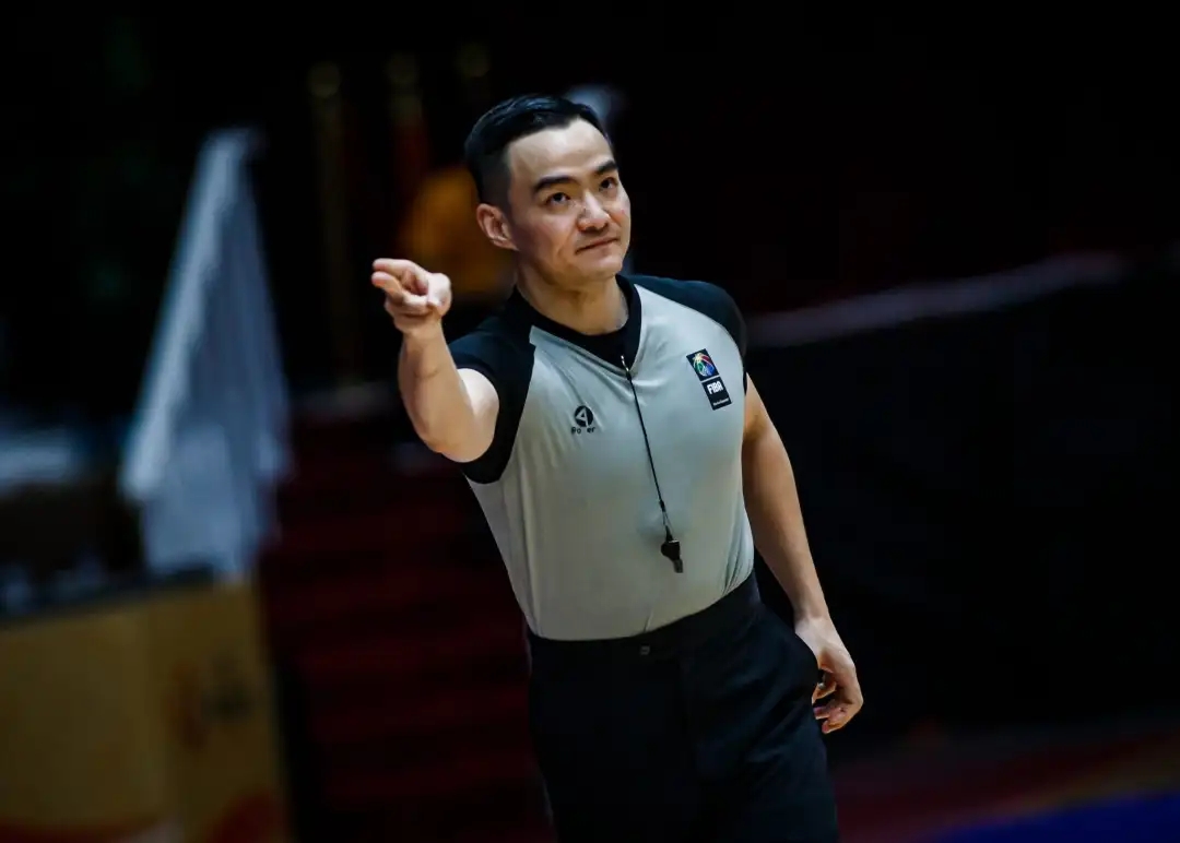 再次亮相！CBA上賽季十佳裁判員孫健將吹罰日本vs伊朗亞洲杯