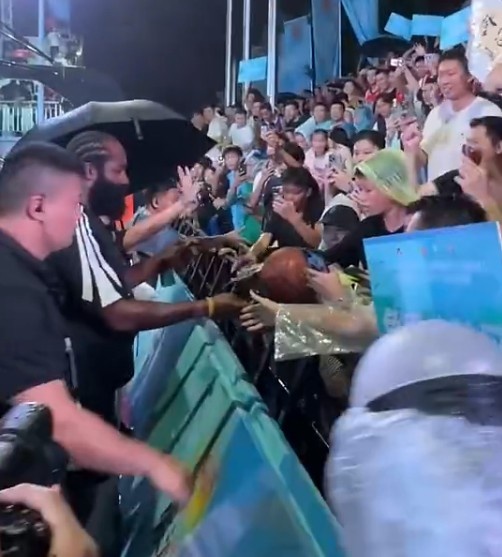 ??哈登：很多球迷冒著雨來(lái)現(xiàn)場(chǎng)支持我 我必須出場(chǎng)與他們互動(dòng)