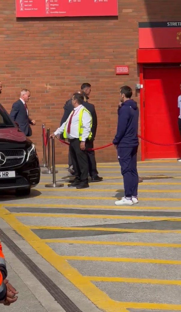 他來了！現(xiàn)場球迷拍攝到塞斯科抵達老特拉福德球場
