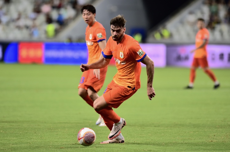 本賽季貢獻(xiàn)10球！記者：澤卡之前訓(xùn)練中受傷，泰山陣容基本穩(wěn)定