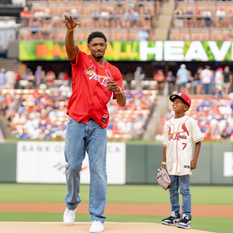 家鄉(xiāng)的驕傲！比爾受邀為老家MLB球隊(duì)紅雀隊(duì)開(kāi)球！