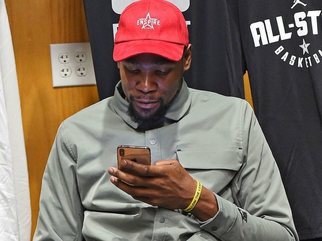 懟球迷你能得到什么？KD：只有被攻擊/嘲諷 但我得提供這項服務(wù)