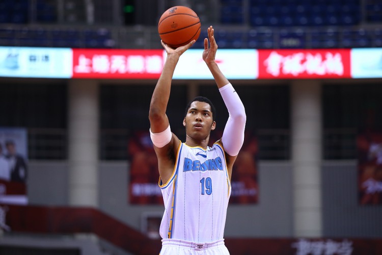 媒體人：丘天放棄其他球隊(duì)每年多接近100萬(wàn)報(bào)價(jià) 5年長(zhǎng)約留守首鋼