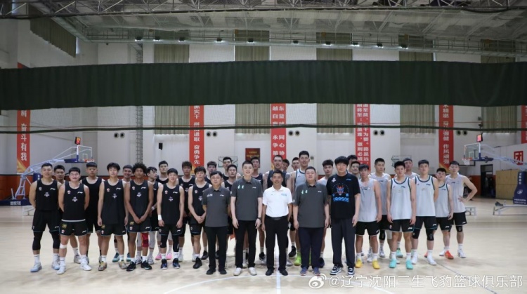 遼寧男籃內(nèi)部教學(xué)賽81-78戰(zhàn)勝山東 雙方在賽前合影留念