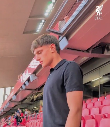 感受安菲爾德狂熱氛圍，萊奧尼現(xiàn)場觀戰(zhàn)利物浦VS伯恩茅斯