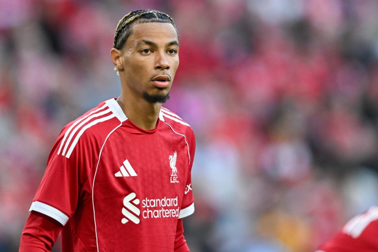 英超首秀貢獻(xiàn)傳射，?；倏耸抢锲株?duì)史第二人&第一是努涅斯