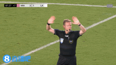 很急??終場(chǎng)前梅西就在球員通道口等待多時(shí)，主裁哨響直接秒離場(chǎng)