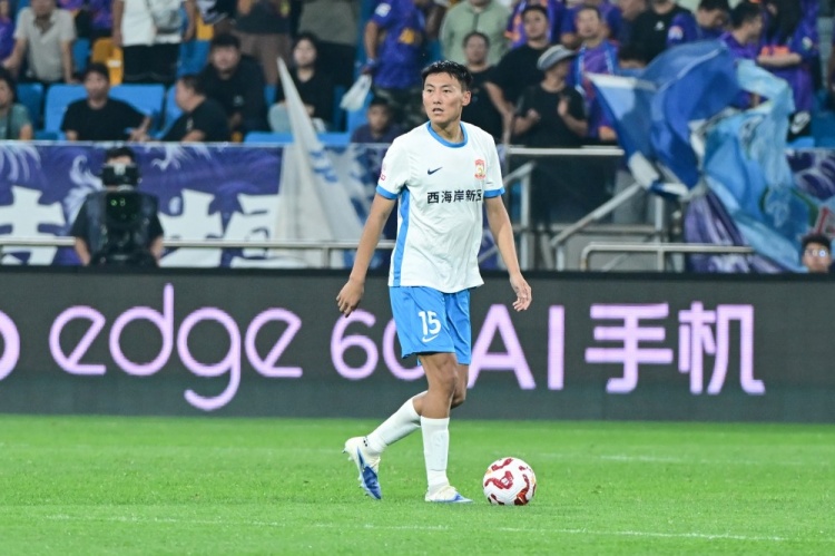 王鵬遭遇車禍，青島西海岸球迷比賽第15分鐘高喊“王鵬加油”！