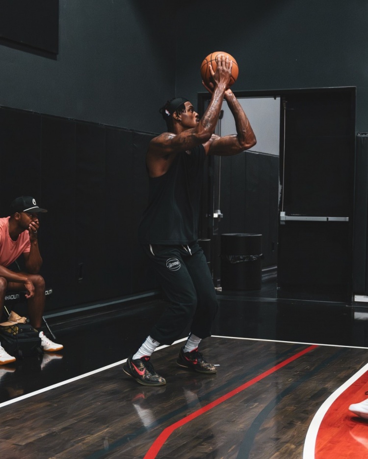 針對性很強！范德彪曬近期訓(xùn)練視頻 主練兩個底角的跑動接球三分