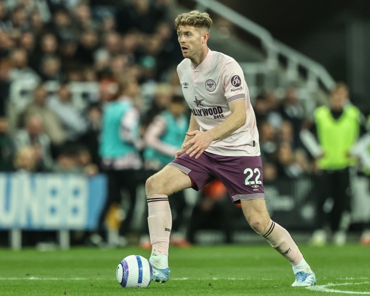 郵報：曼聯(lián)、利物浦和熱刺關(guān)注布倫特福德24歲中衛(wèi)科林斯