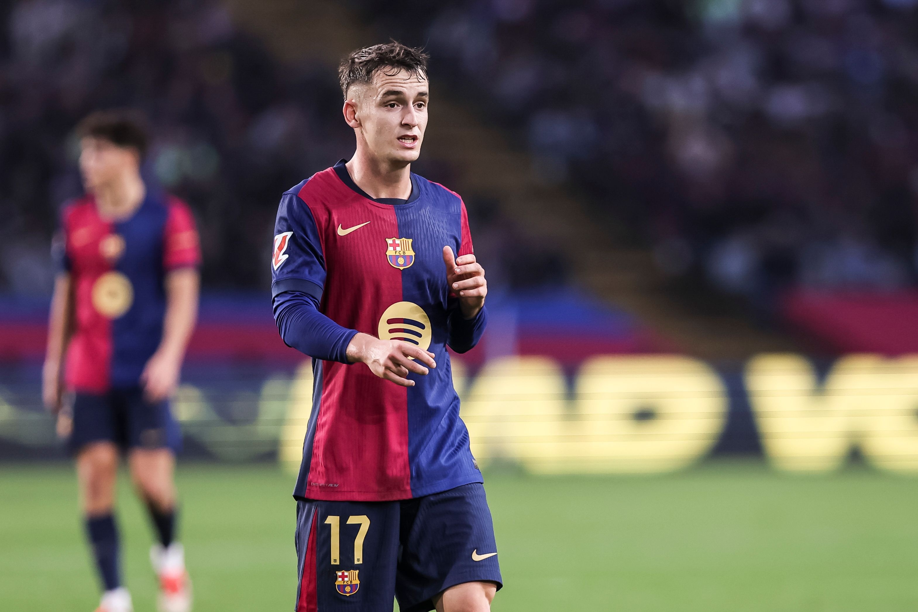 每體：巴薩中場競爭激烈，卡薩多面臨出場難題但他愿意接受挑戰(zhàn)