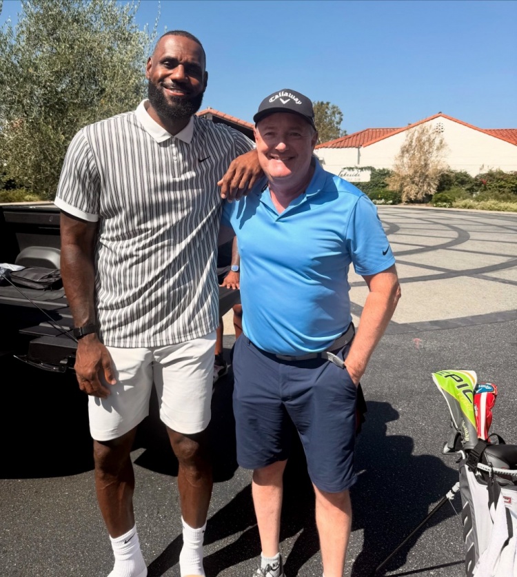 主持人摩根曬合影：非常榮幸見到詹姆斯 他其實(shí)是個極為友善的人