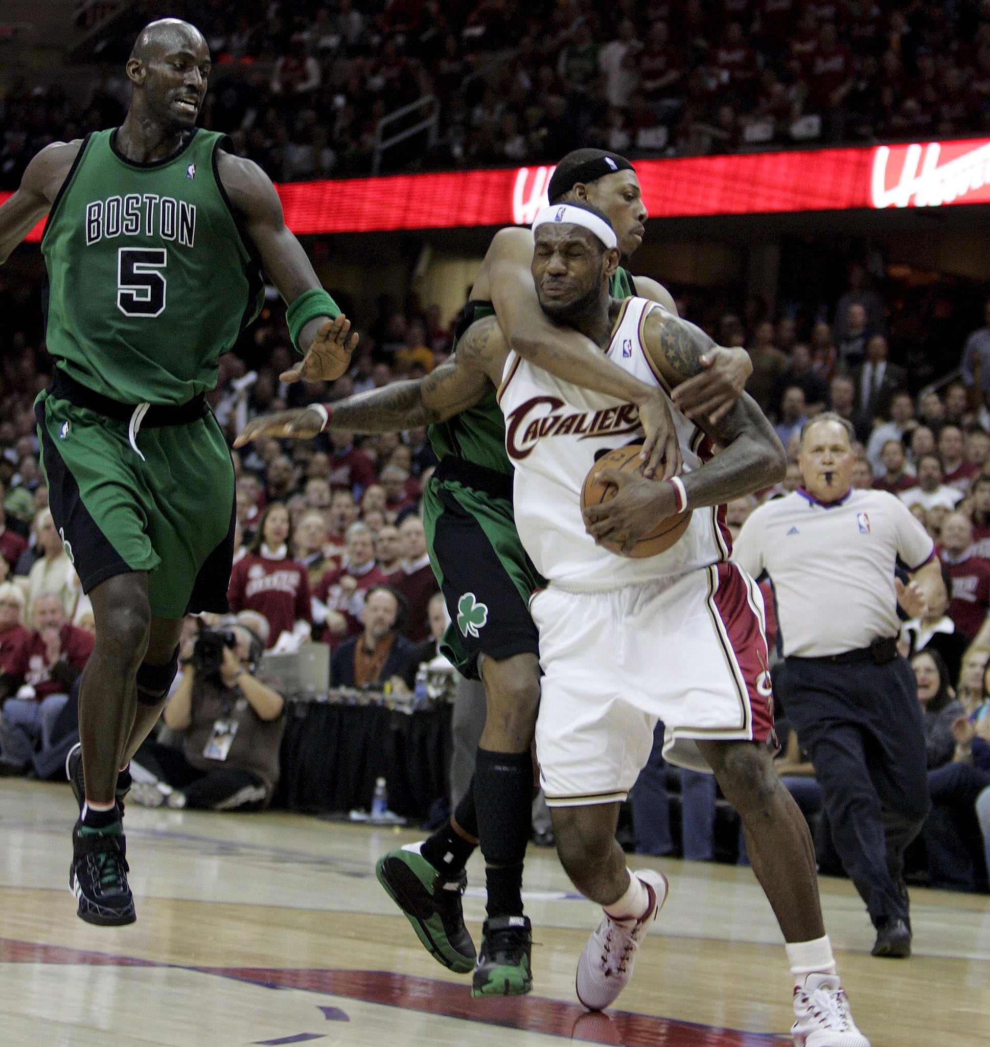 皮爾斯：詹姆斯有著大前鋒身材&后衛(wèi)打法 他身材和大本一樣