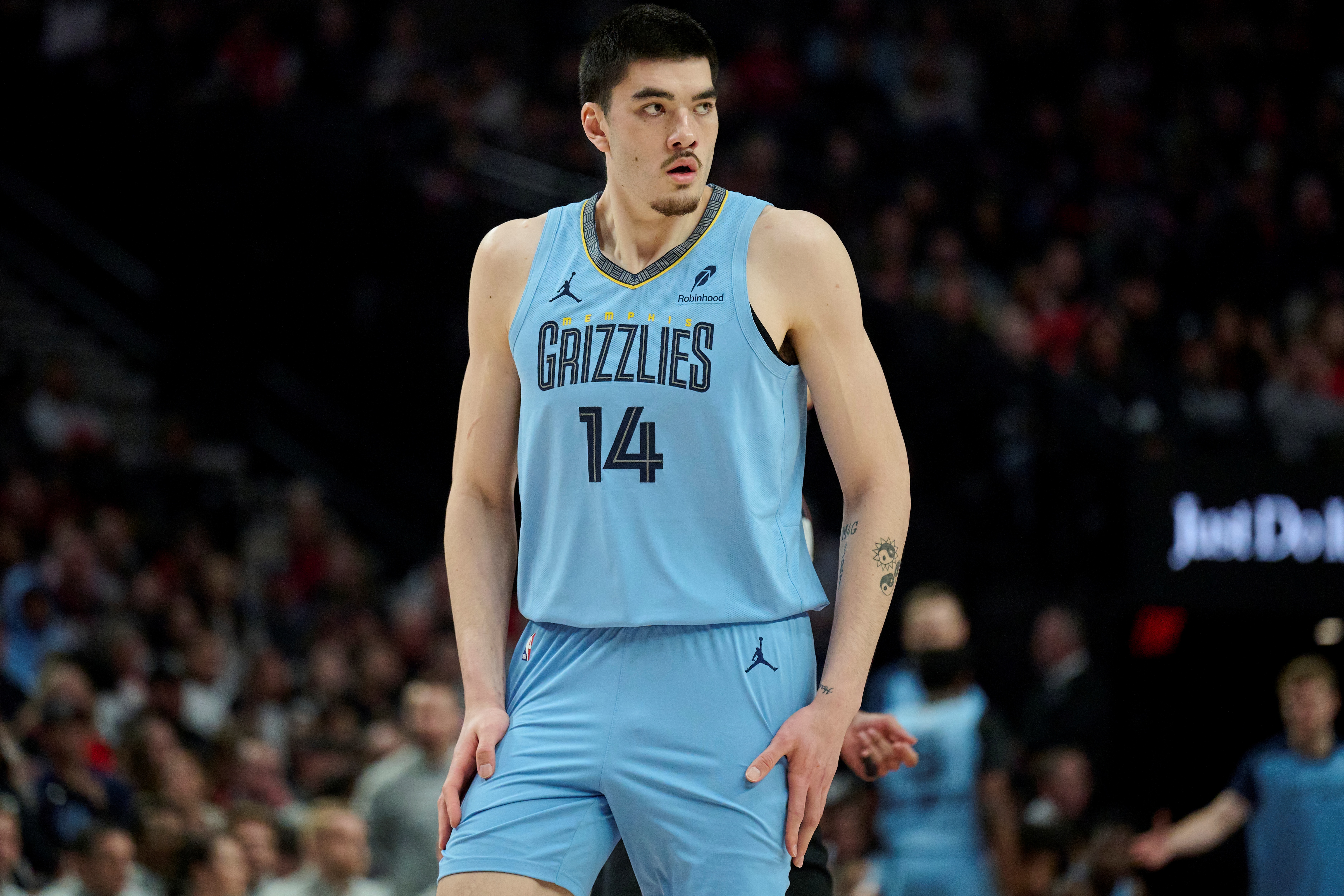 楊瀚森防守時腳步過慢？美記：扎克-埃迪也慢 但楊比他技術(shù)更好