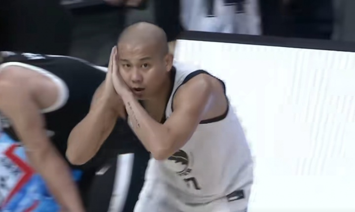 果子哥發(fā)威拒絕黑八！曹芳末節(jié)4記三分超神表現(xiàn)率瓷器廠17分逆轉(zhuǎn)