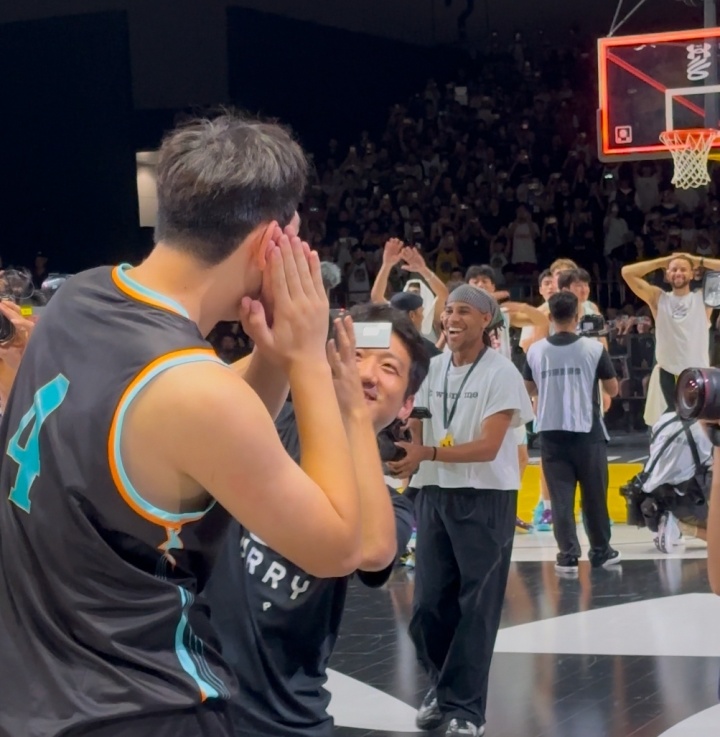 世紀(jì)名畫！朱偉皓三分絕殺 對抱頭的庫里比出“晚安安”