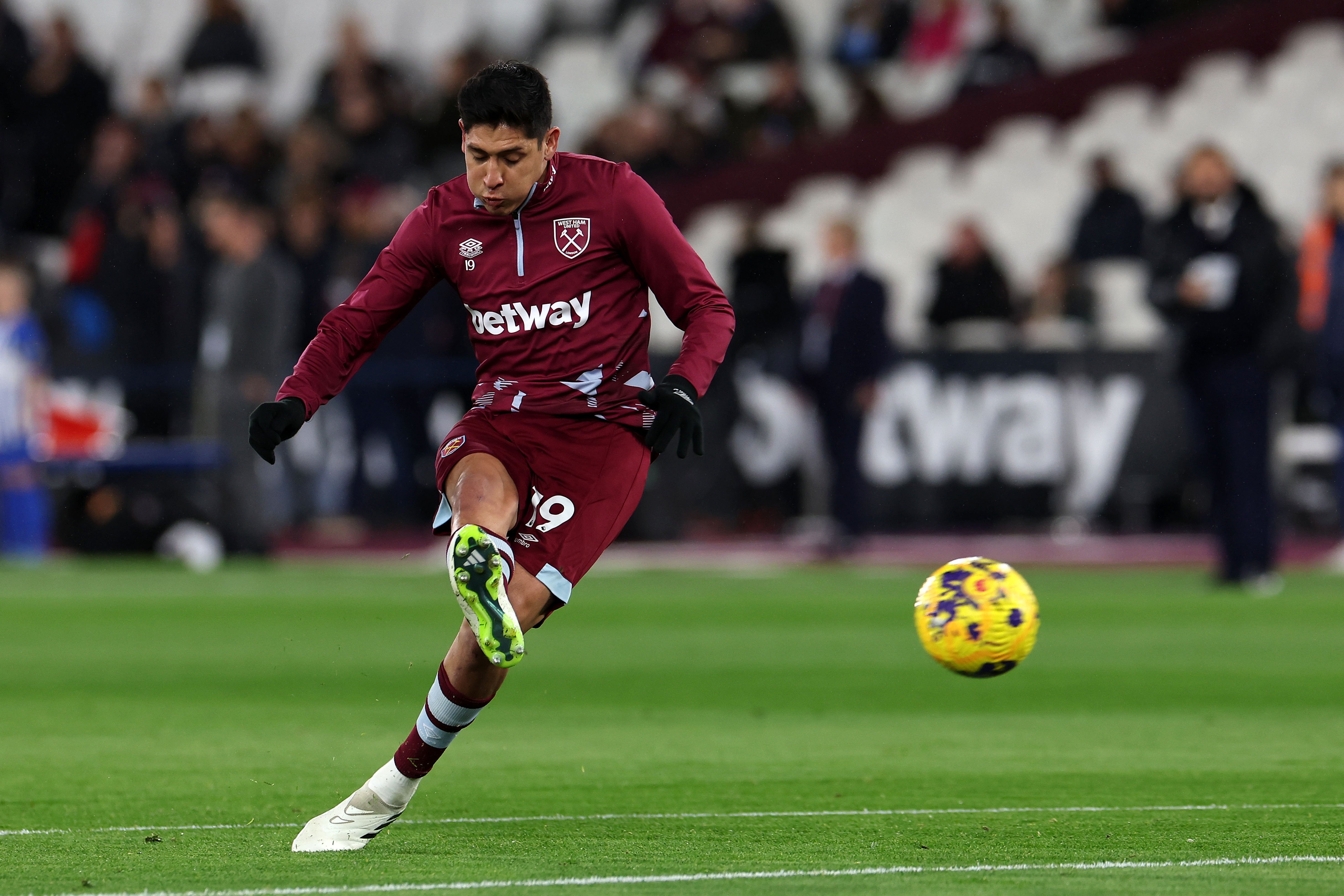 官方：費內(nèi)巴切簽西漢姆后腰阿爾瓦雷斯達初步協(xié)議，將進行體檢