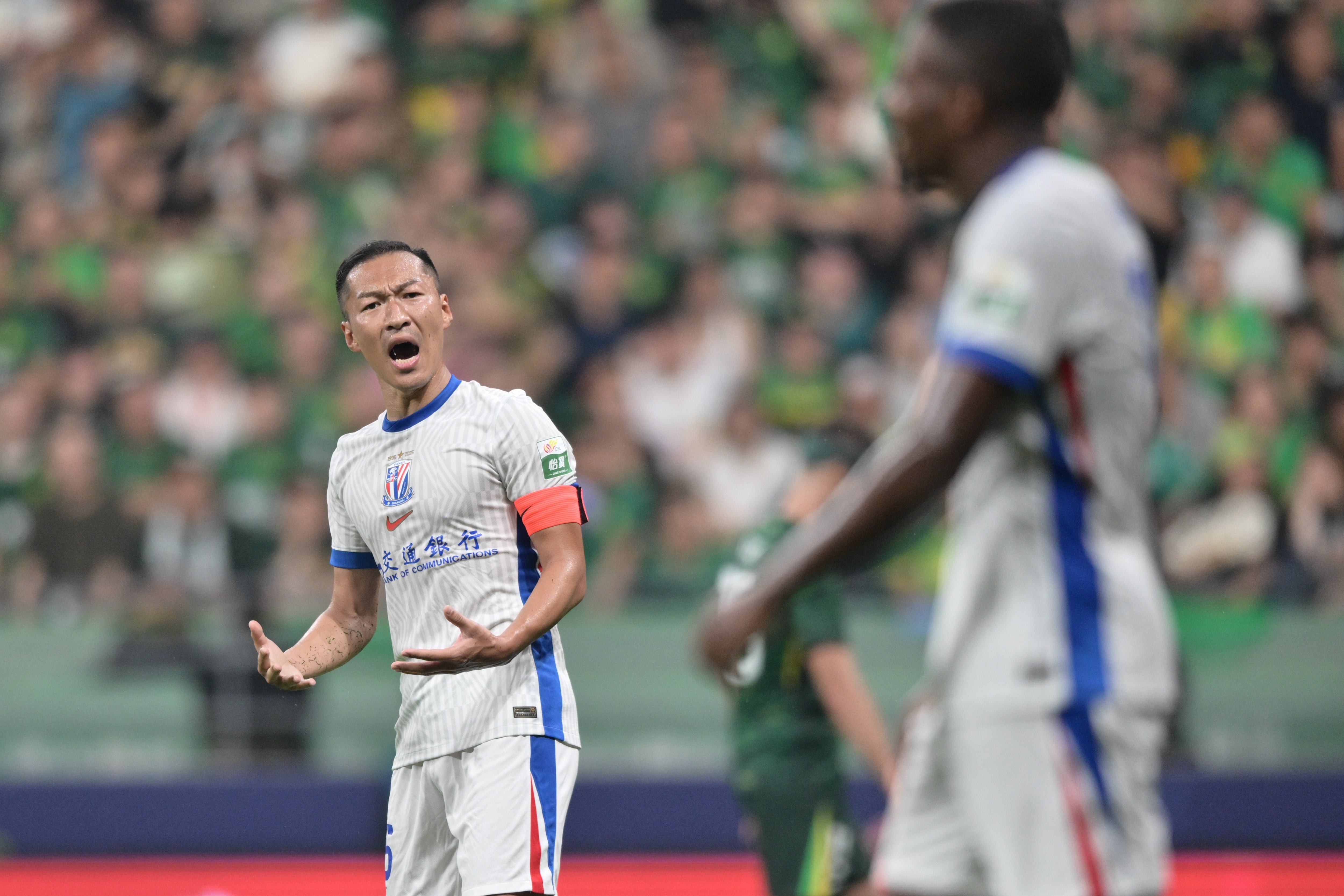 記者：申花客戰(zhàn)海牛吳曦缺席賽前訓練，徐皓陽出現(xiàn)在吳曦的位置