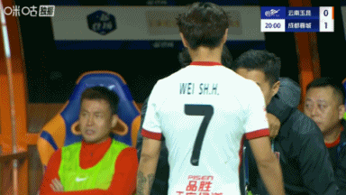 說(shuō)啥呢？徐正源與韋世豪在場(chǎng)邊進(jìn)行了一番交流