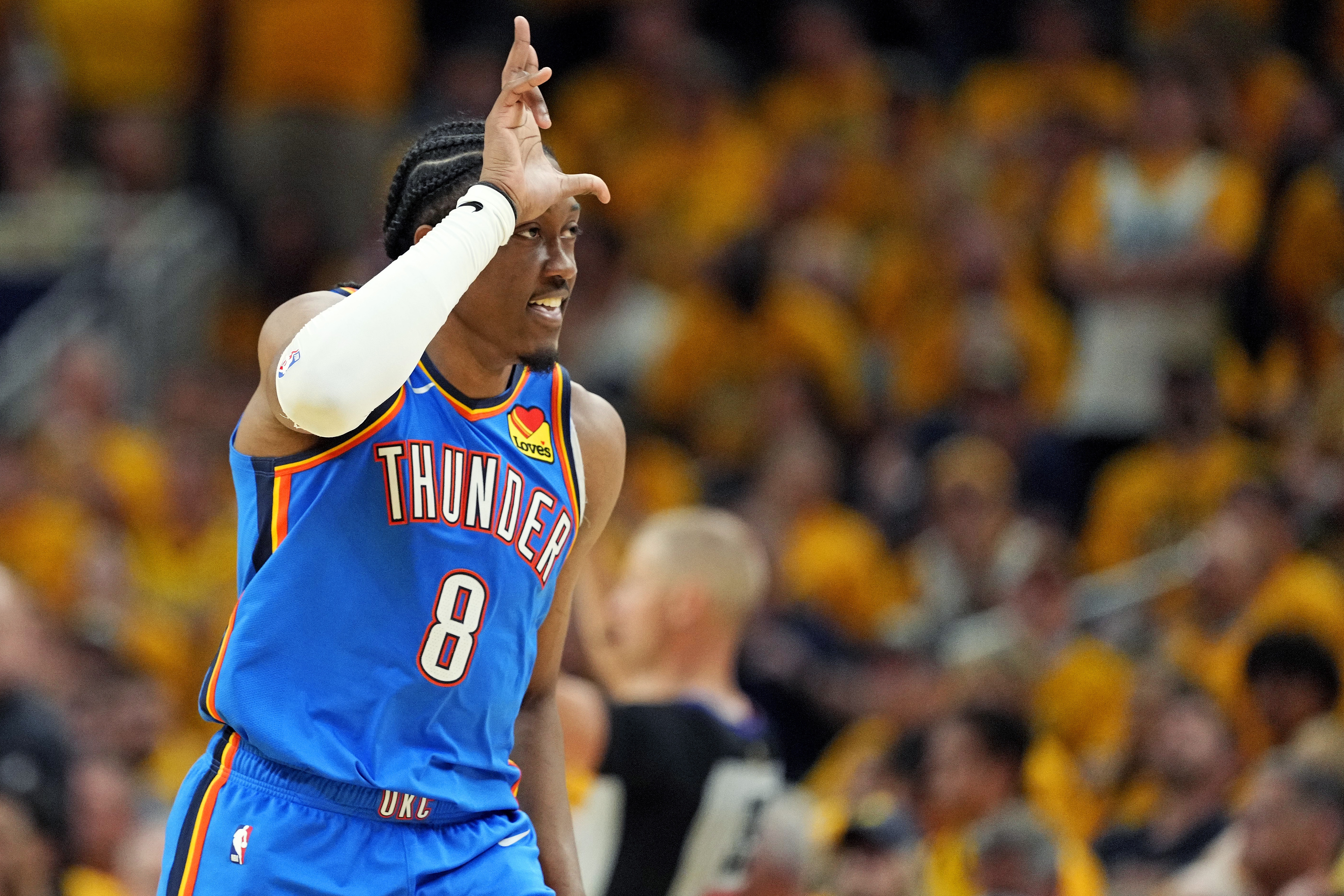 ??幾天不見發(fā)福了！華子身邊坐了個胖版“杰倫威”