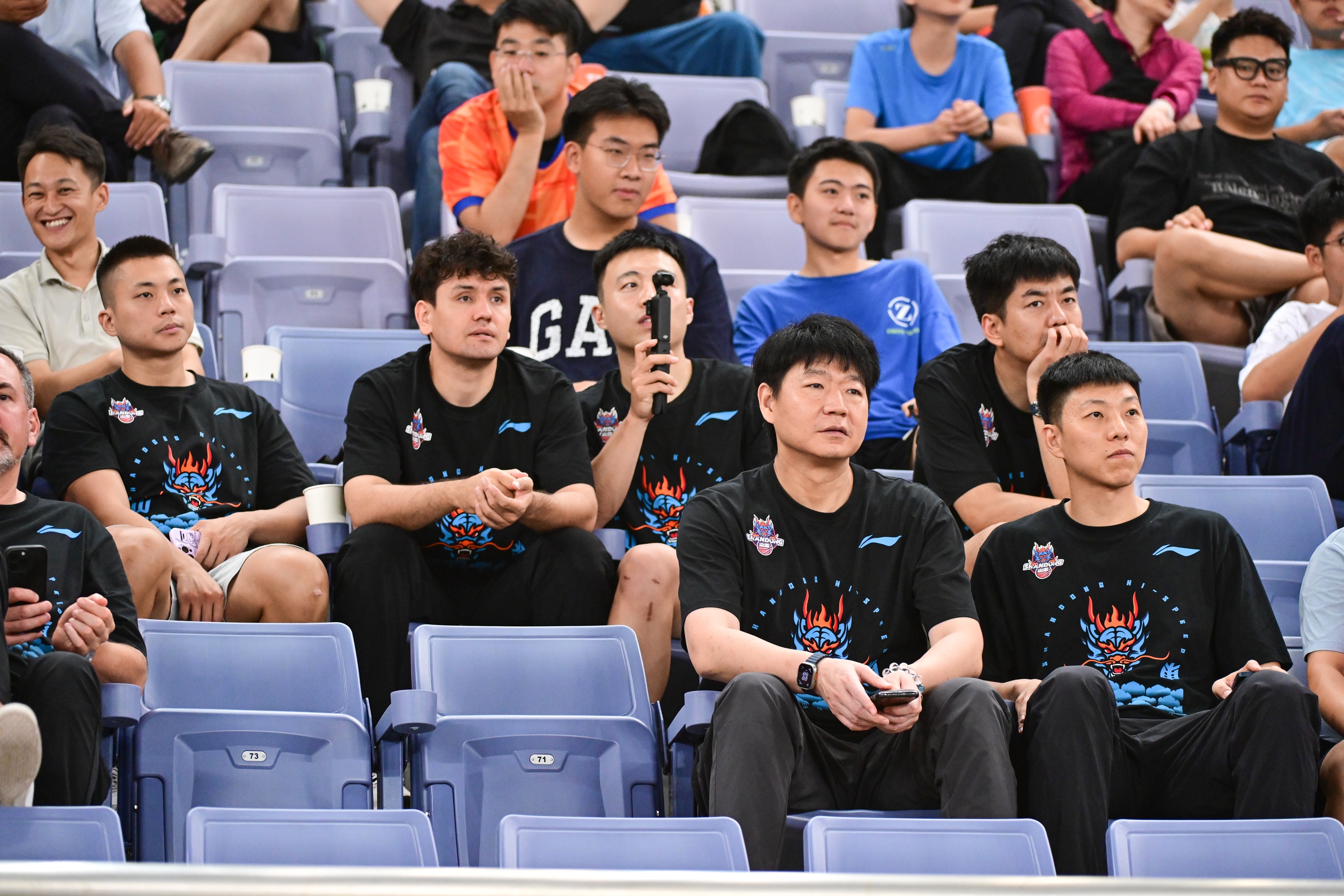 山東男籃主帥邱彪&助教李敬宇現(xiàn)場觀戰(zhàn)山東泰山VS青島西海岸