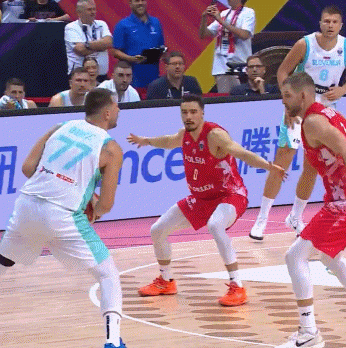 撤步超遠(yuǎn)三分一箭穿心！東契奇做下壓手勢霸氣慶祝