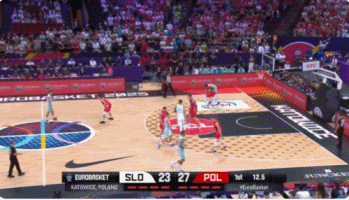 ??窒息！東契奇被波蘭球員拿頭防守頂離地 末節(jié)還被懟倒在地