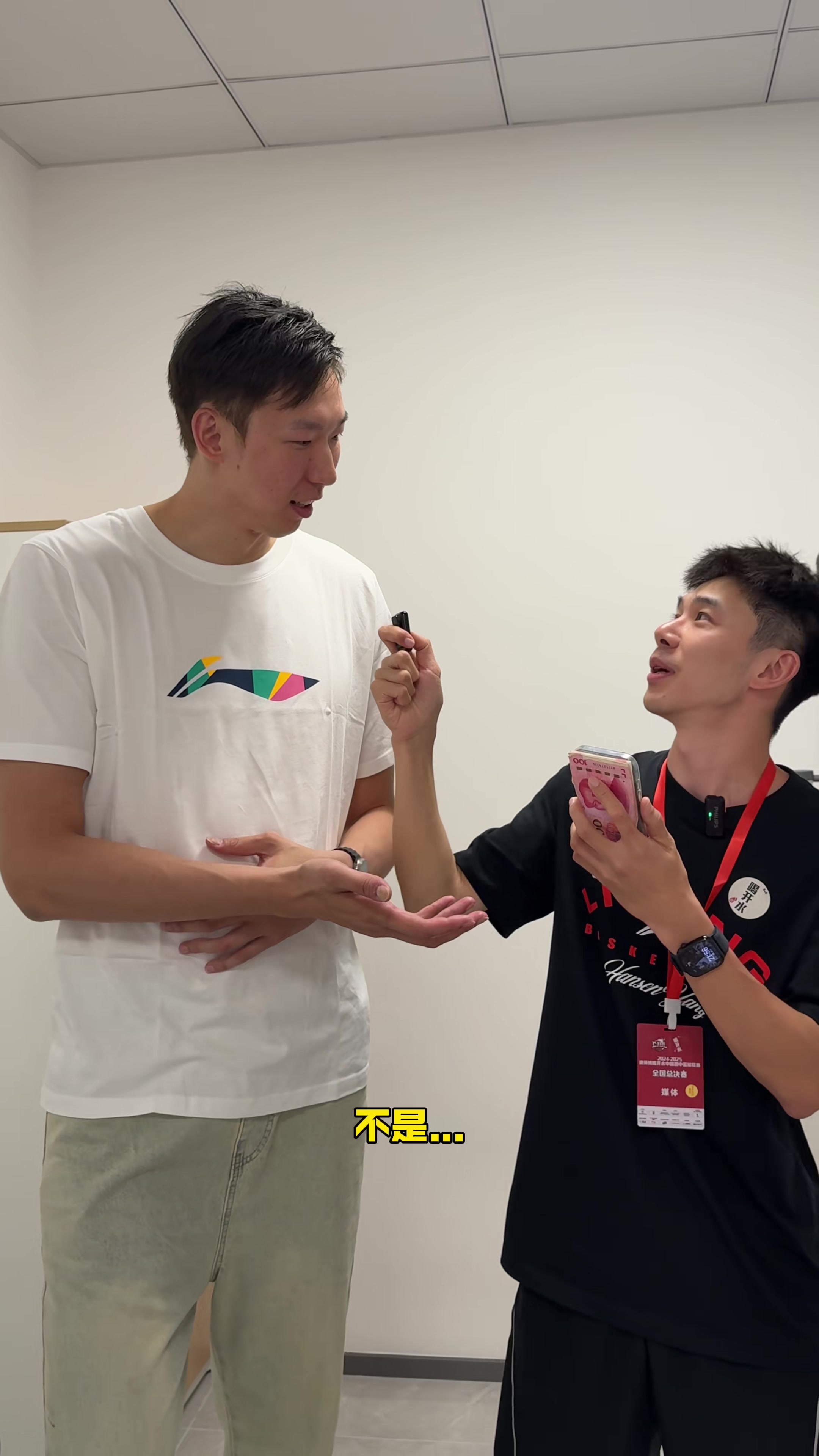 李觀洋社媒曬與小卡同場(chǎng)競(jìng)技視頻：很難描述他張開(kāi)手防守時(shí)多夸張