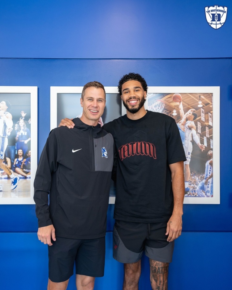 一生藍(lán)魔情！杜克社媒曬塔圖姆&弗拉格&班凱羅等人回母校訓(xùn)練！