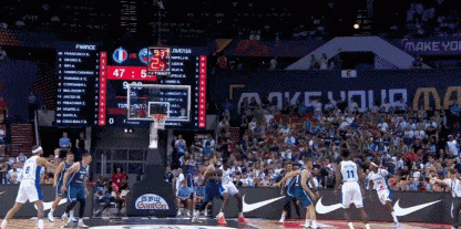 時間剛剛好！庫利巴利后撤步晃開防守 三分壓哨洞穿籃心