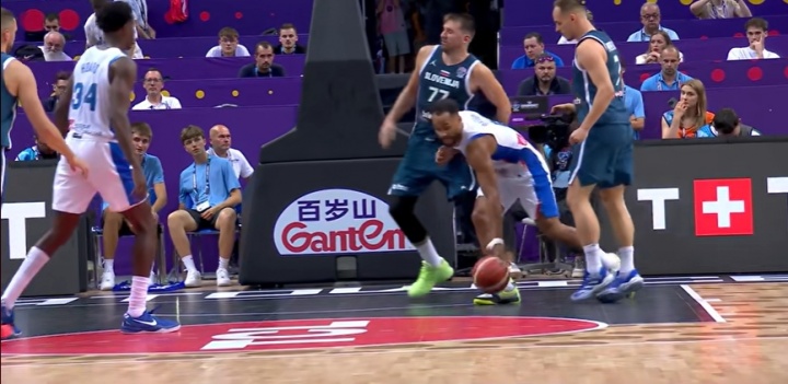 爭(zhēng)議！東契奇被撞倒還被吹技犯 法國(guó)連罰4球決定比賽