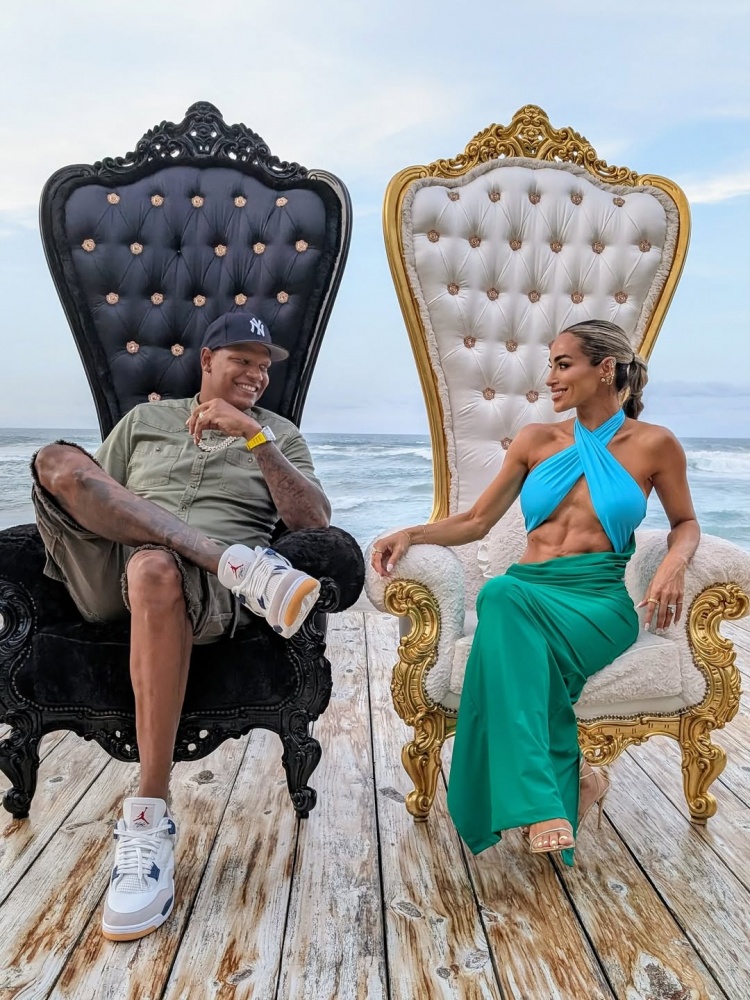 無眉大俠維拉紐瓦曬與二婚妻子合照 后者身材健美&腹肌明顯