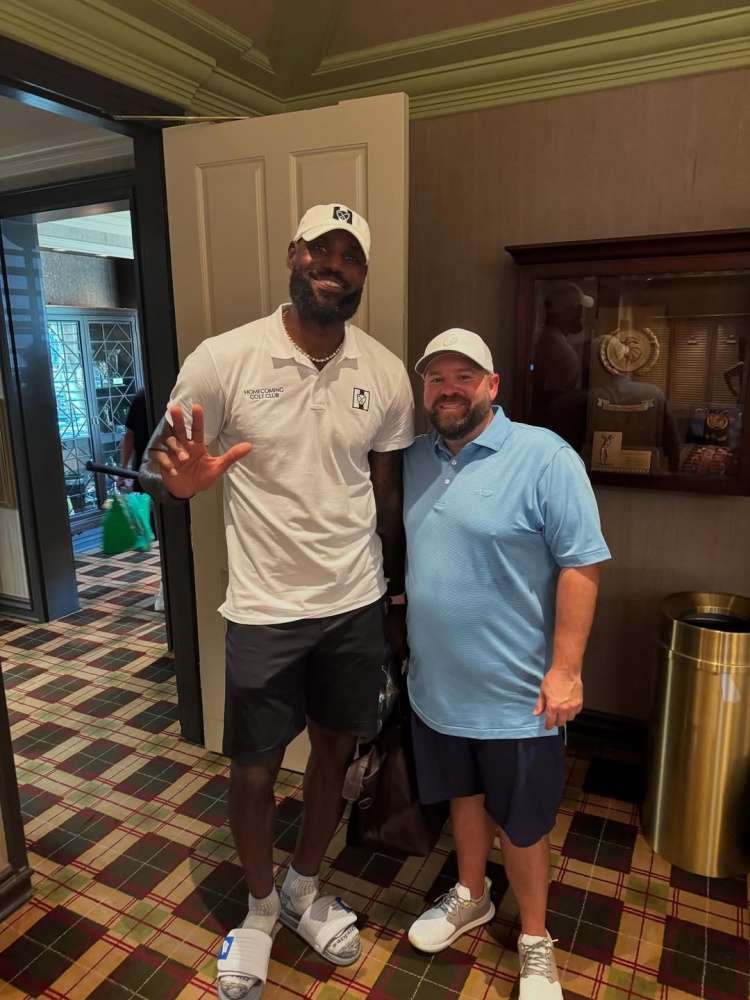 人生樂趣！職業(yè)高爾夫球手曬與詹姆斯合照：很高興見到你！