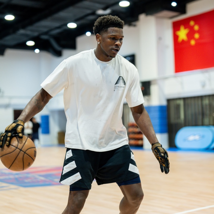 愛(ài)德華茲曬多張照片&和五星紅旗合照：以愛(ài)為名！