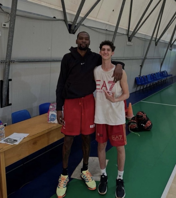 終于看到杜蘭特穿火箭裝備！KD身穿火箭訓(xùn)練短褲和球迷合影