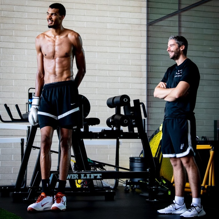 馬刺體能教練曬文班身材照：肉眼可見的壯了！