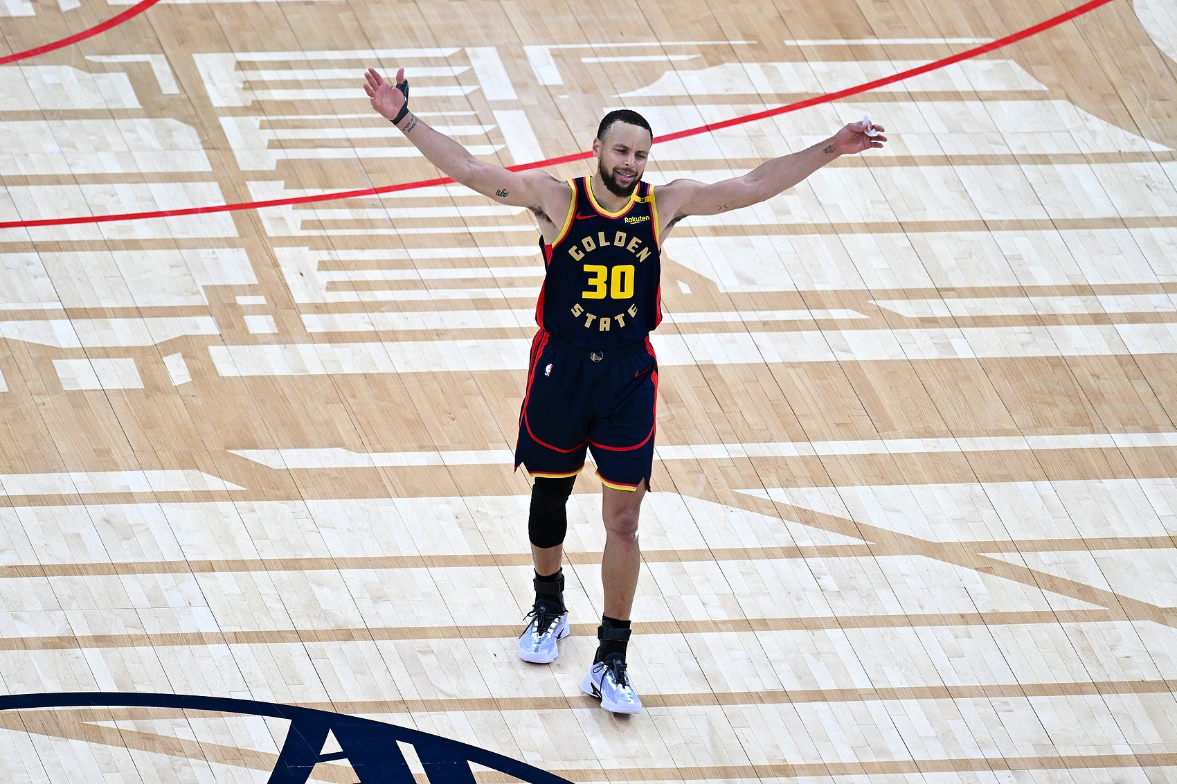 庫里生涯投過110個(gè)節(jié)末超遠(yuǎn)三分 按新算法三分命中率能提高0.4%