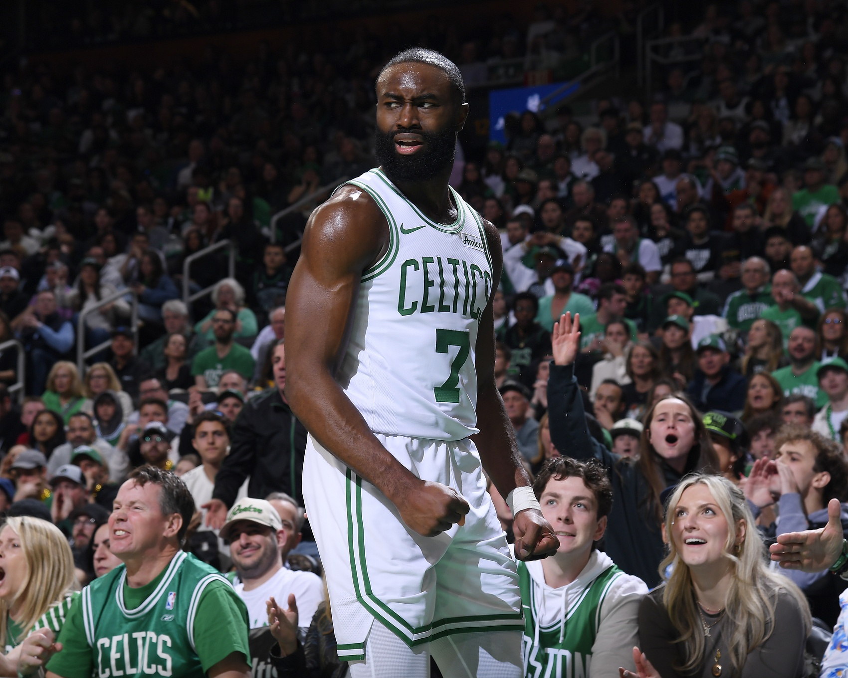 杰倫-布朗：隊(duì)里有多人是承擔(dān)不同責(zé)任的領(lǐng)袖 我更多是發(fā)聲鼓勁的