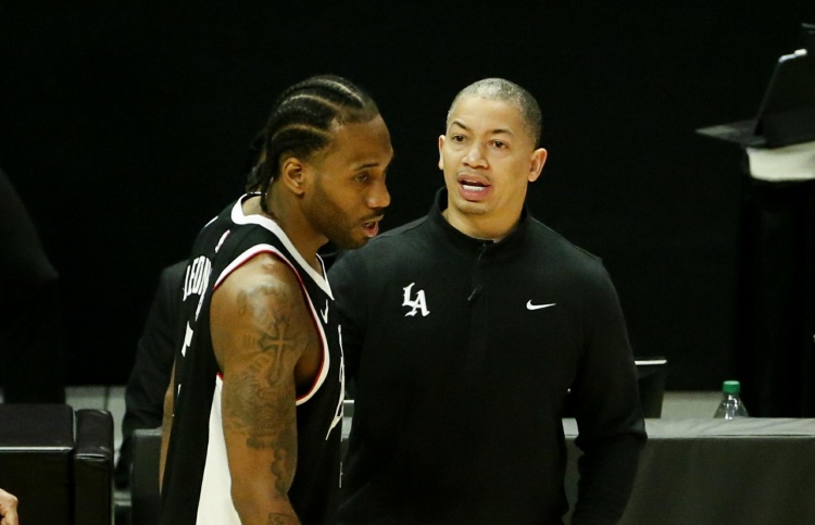 嗯？涉事公司要求報(bào)銷的小卡每周與泰倫-盧通話5分鐘