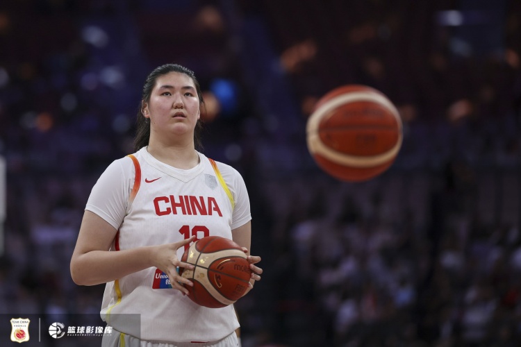 亞洲杯場(chǎng)均14分鐘15.6分！媒體人：山東女籃以不菲代價(jià)簽下張子宇