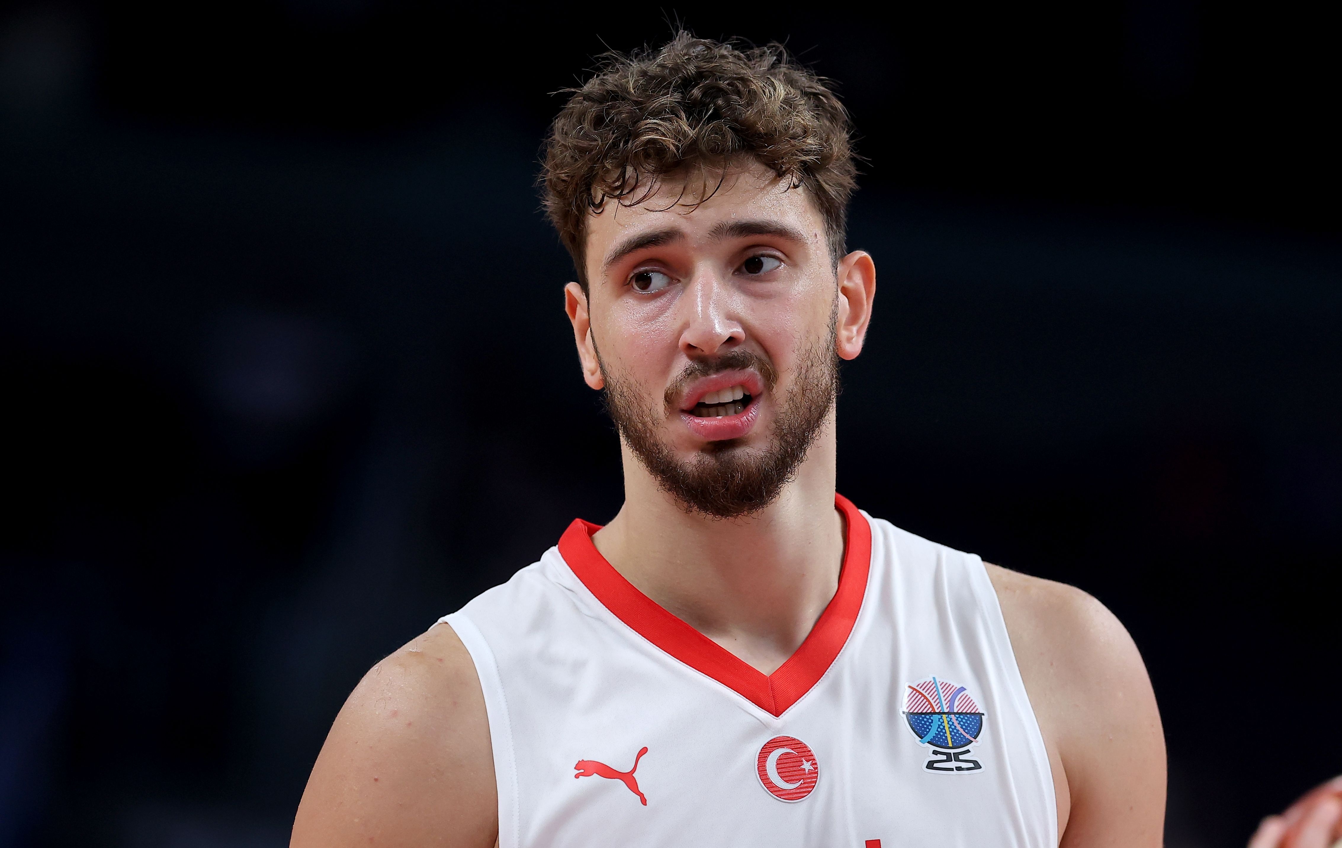 就差得分了！申京首節(jié)5中0未得分 但送出3助攻搶下4前場板！