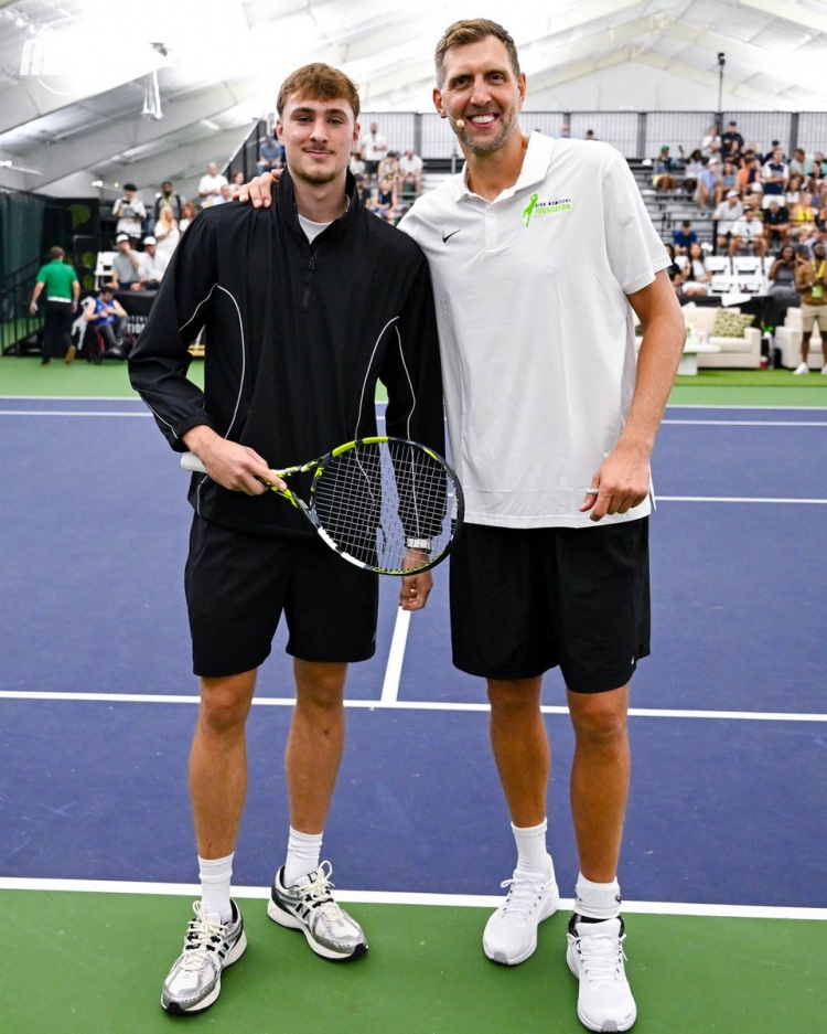 聯(lián)動！獨行俠狀元弗拉格亮相名人網(wǎng)球賽 并且與諾維茨基親密互動